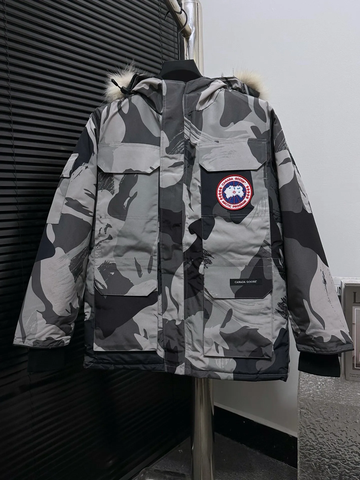P780 top purchasing version, camouflage gray (wolf fur optional) 🇨🇦CANADA GOOES 24 new models 08/couple models Factory direct supply: supplying global purchasing, micro-business, entities, Tmall, high-end stalls and studio cooperation, free shipping! Canada Goose Expedition Parka 2008 is the same style for men and women. It is mid-length and the most timeless classic. All Arctic and Antarctic scientific expedition teams choose Canada Goose as their cold-proof equipment. It is the Rolls-Royce of down jackets. ➖ Industry-leading anti-counterfeiting chip sensing. ➖ Imported Behringer embroidery machines and customized embroidery labels, the highest level and industry leading. ➖ Imported Korean 21-count polyester-cotton blended original fabric, TC85 waterproof coated fabric, water-repellent, windproof and wear-resistant. ➖ The new national standard 80 white duck down is filled with an average of 520 grams of down. The amount of down filled is industry-leading. ➖ 100% nylon lining with double double-layer sealing design to prevent velvet running, and seamless thread design on the cuffs! ➖ Western Canadian Green Wolf Collar. ➖ Yoshida YKK provides original factory-customized electroplated sliders. YKK two-way lockable zippers are tight and smooth and do not peel off paint. ➖ 3M composite Velcro is durable and the accessories and hardware are all custom-made. Note: Our copywriting is only simple and clear. Instead of bragging about the copywriting, it is better to compare and understand with samples. Only for the purest goose, the most dedicated, the most professional, the highest quality, the highest cost performance!  Size:XS-XXL